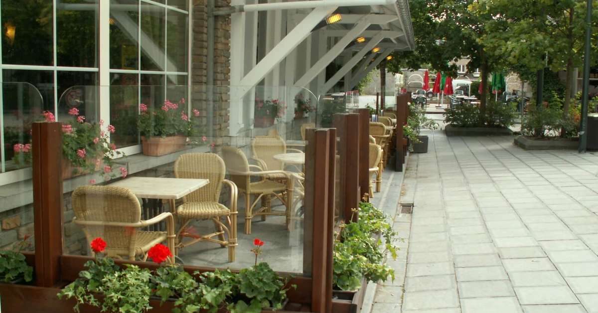Een foto van het terras bij Hotel Au Lit des Ours