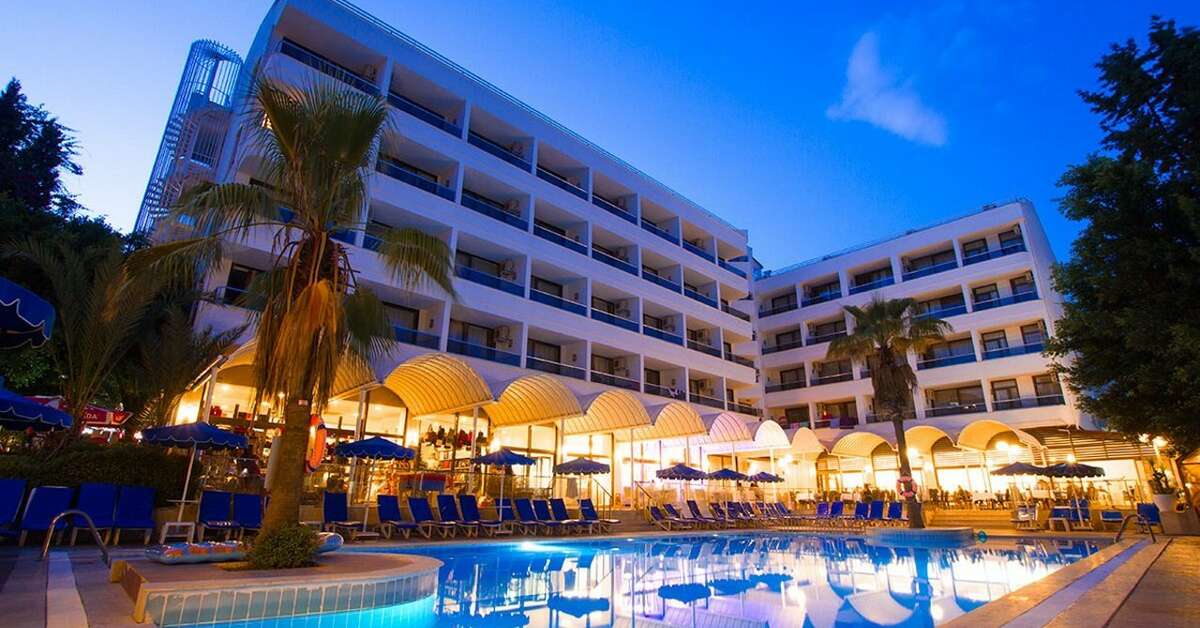 Een foto van het zwembad bij Hotel Kaya Maris