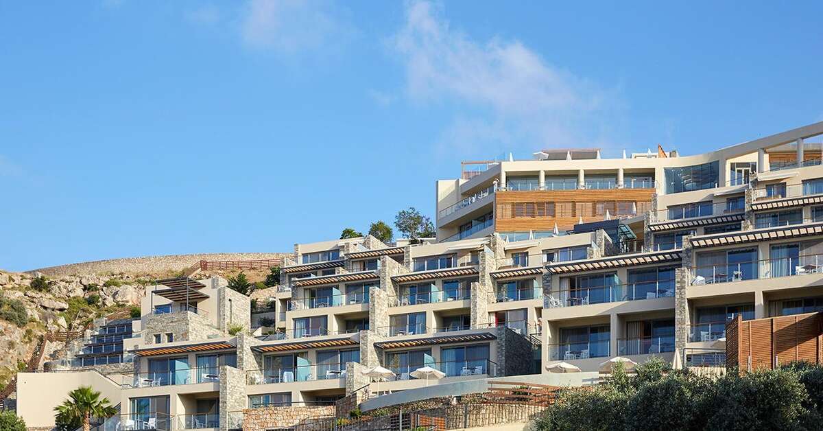 Een foto van de buitenkant van Lindos Blu Luxury Hotel & Suites