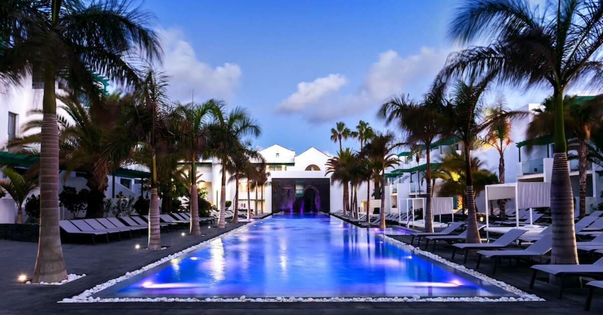 Een foto van het zwembad bij Barcelo Teguise Beach