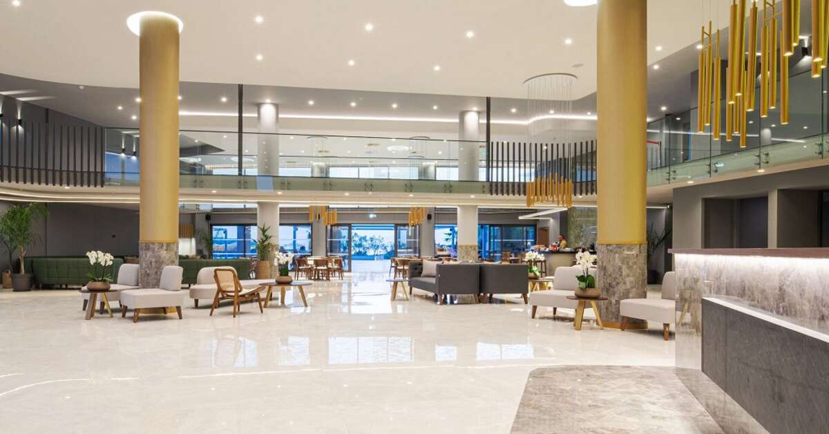 Een foto van het interieur van Portes Lithos Luxury Resort