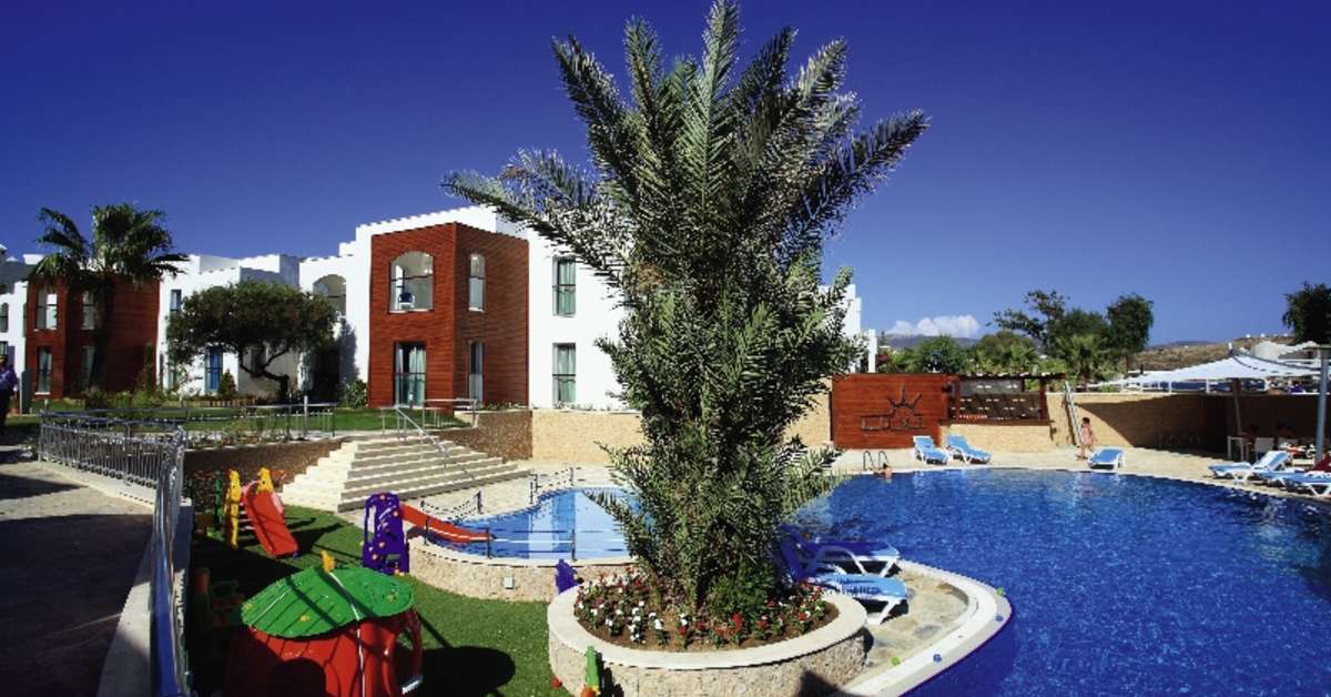 Een foto van het zwembad bij Costa Luvi Hotel