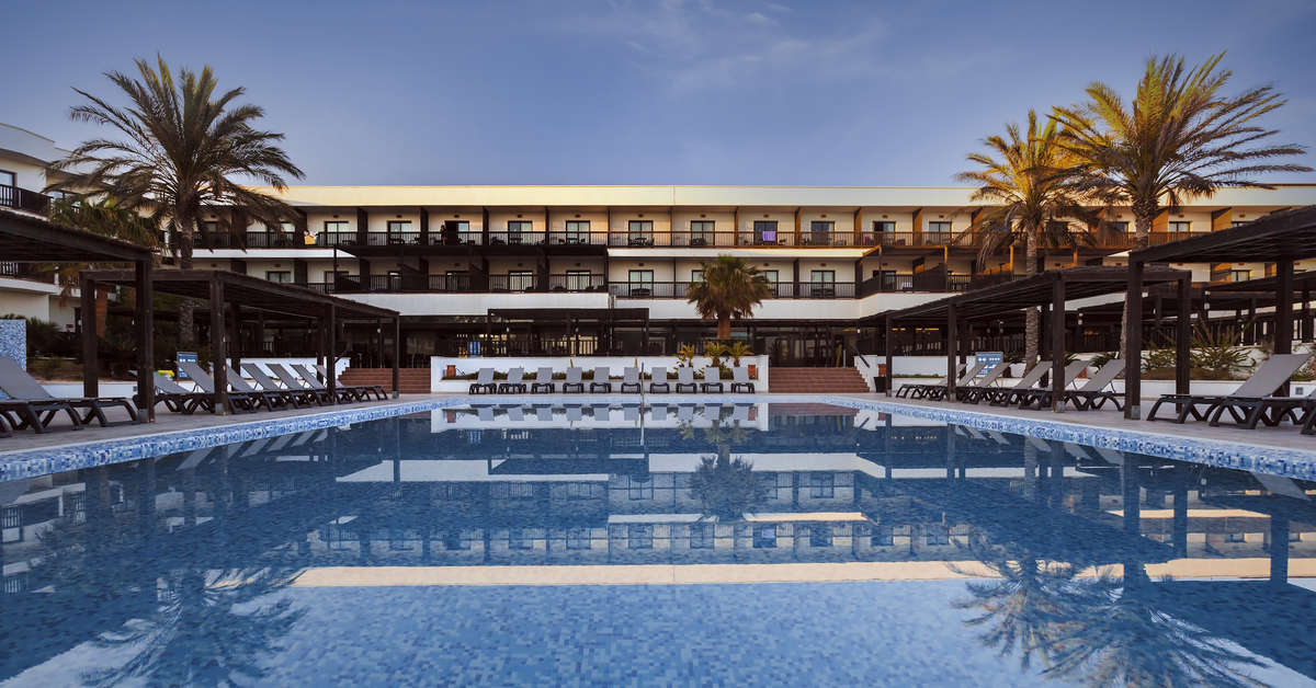 Een foto van het zwembad bij Barcelo Cabo de Gata