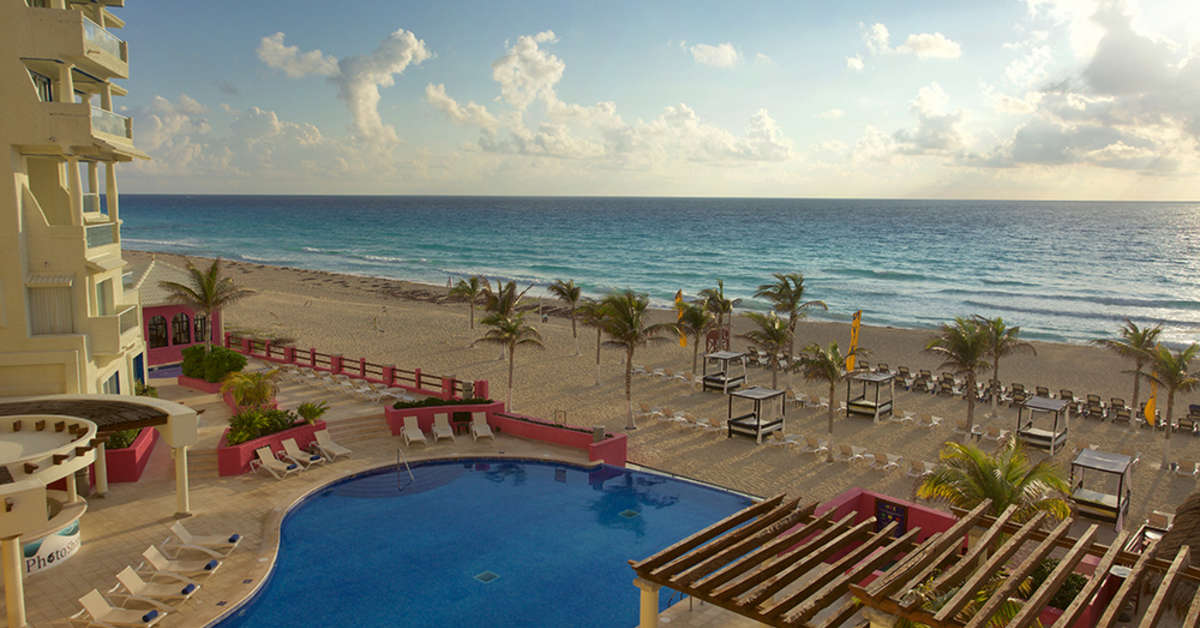 Een foto van het zwembad bij NYX Cancun