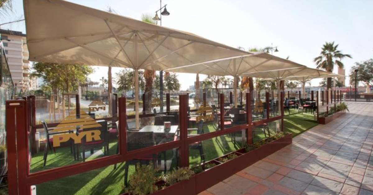 Een foto van het terras bij Hotel Pyr Fuengirola