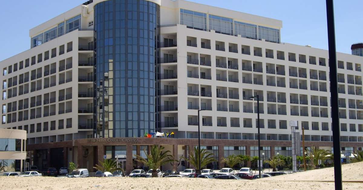Een foto van de buitenkant van Tryp by Wyndham Lisboa Caparica Mar Hotel