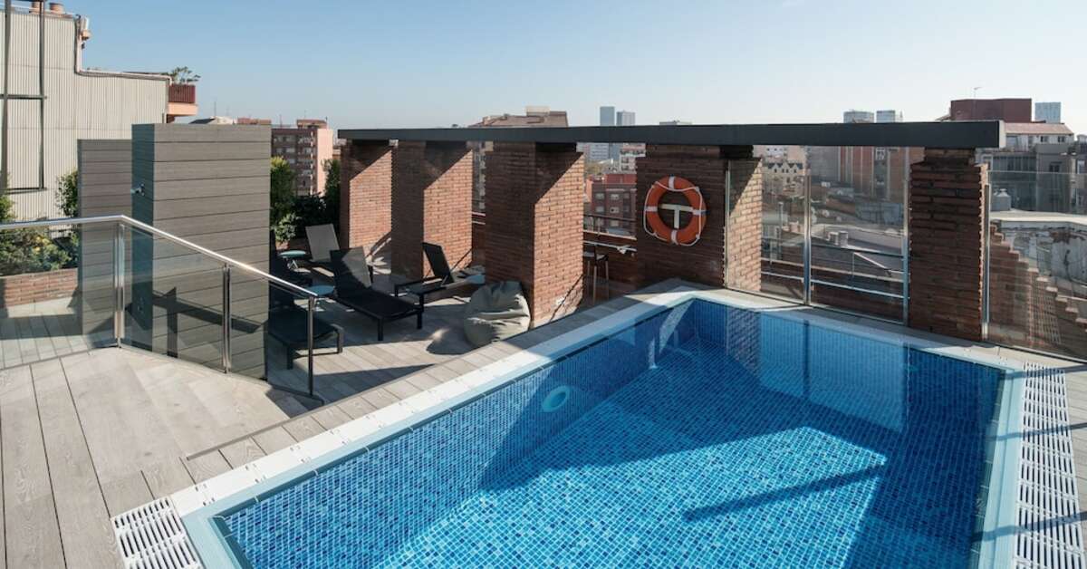 Een foto van het zwembad bij Catalonia Albeniz