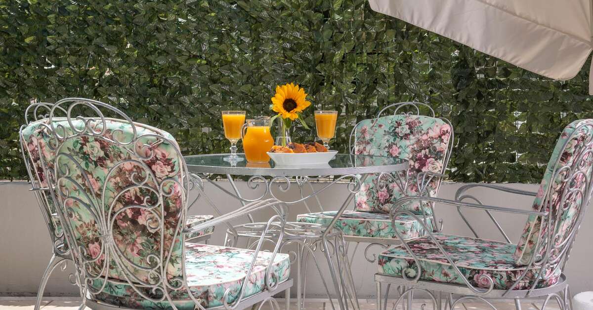 Een foto van het terras bij Ouzas Luxury Hotel