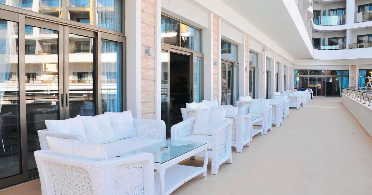 Een foto van het terras bij Hotel Golden Rock Beach