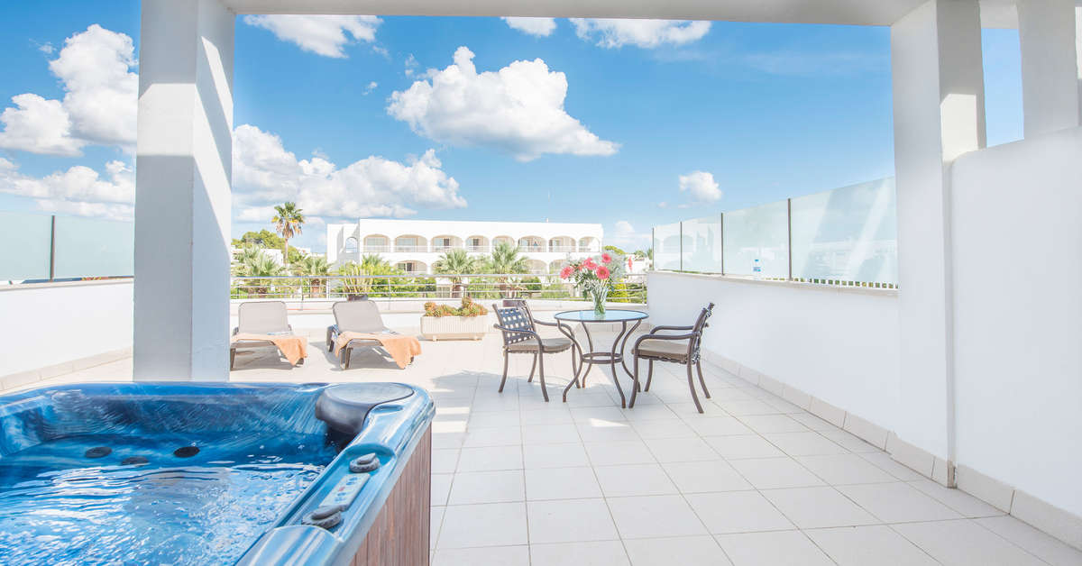 Een foto van het terras bij Ona Village Cala D'Or