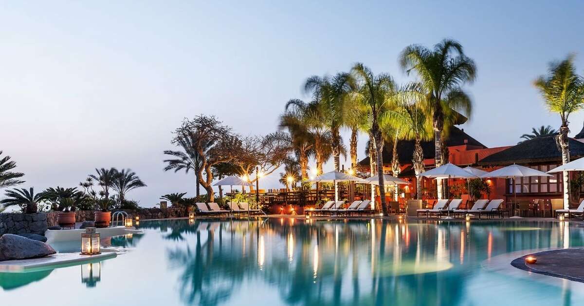 Een foto van het zwembad bij The Ritz-Carlton Abama