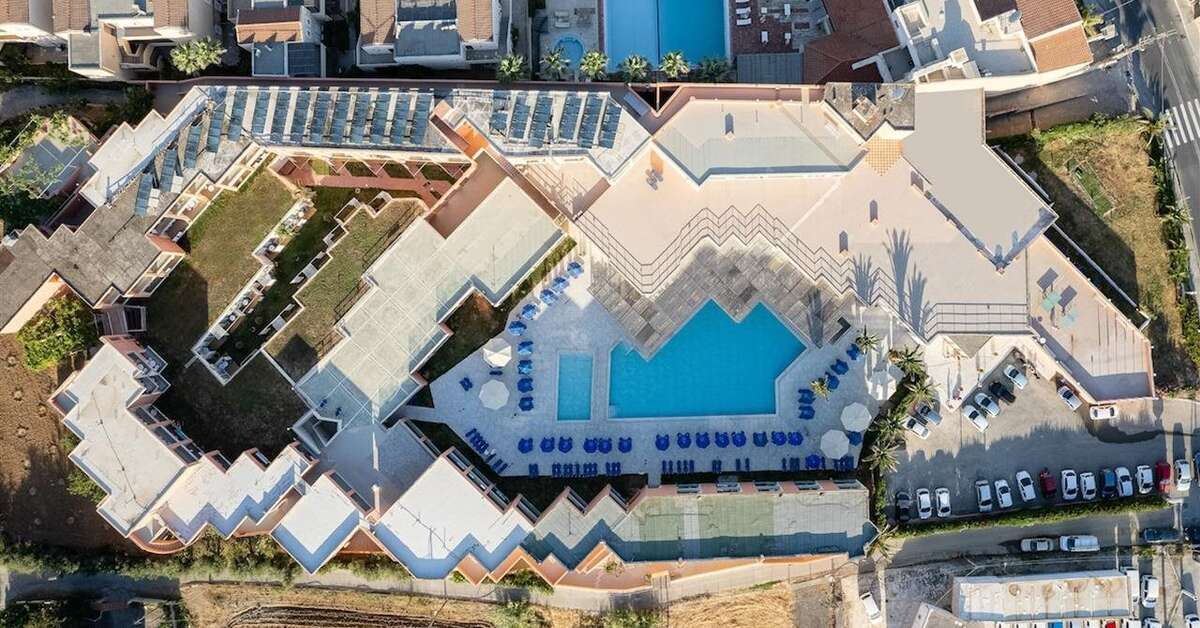 Een foto van het zwembad bij Rethymno Village