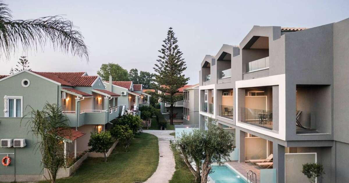 Ein Foto von der Außenansicht des Acharavi Beach Hotel