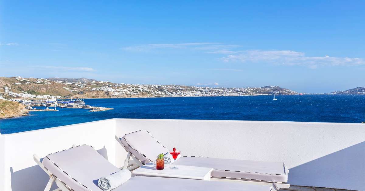 Een foto van het terras bij Mykonos Princess Hotel