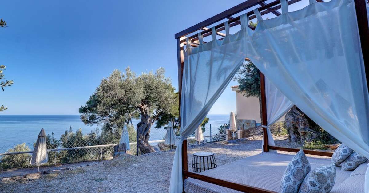 Een foto van het terras bij Hotel Hoposa Costa D'Or