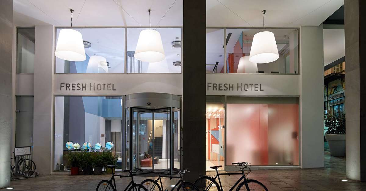 Een foto van de buitenkant van Fresh Hotel