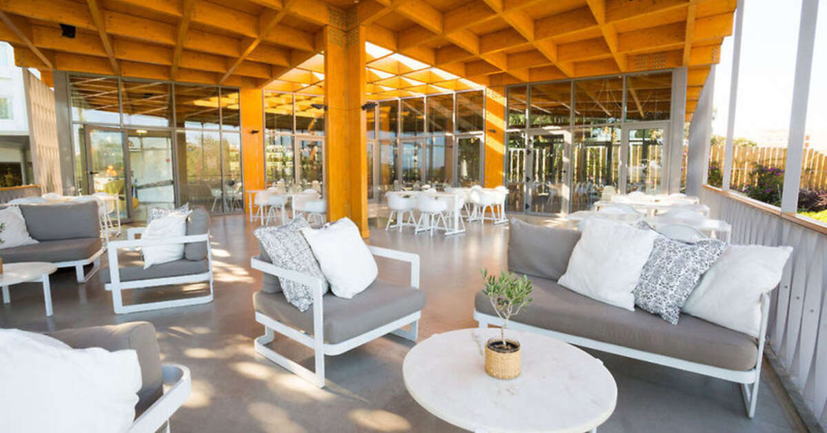 Een foto van het terras bij Ozadi Tavira Hotel