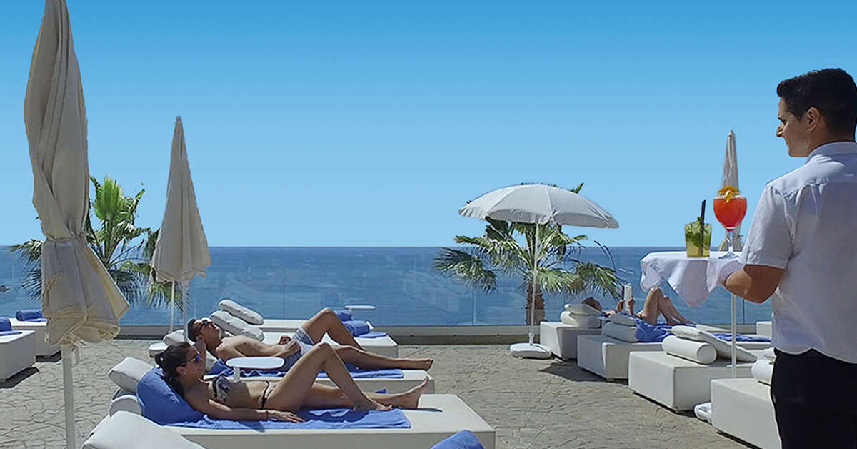 Een foto van het terras bij Playacalida Hotel