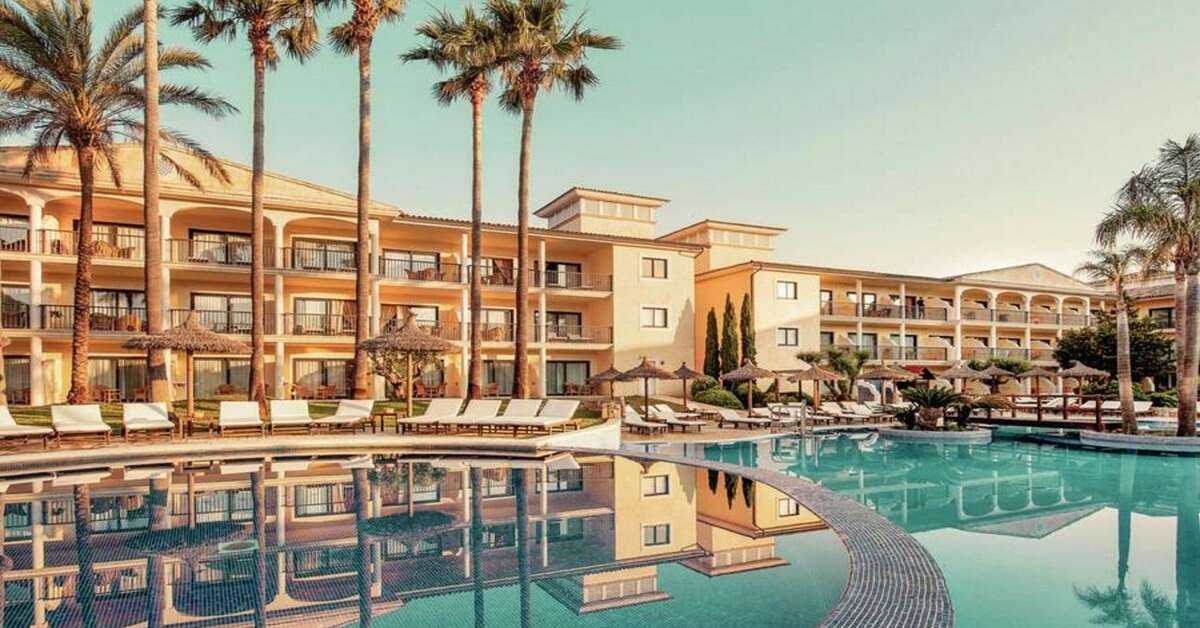 Een foto van het zwembad bij CM Mallorca Palace
