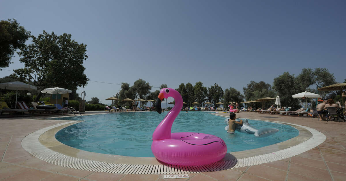 Een foto van het zwembad bij Evia Riviera Resort