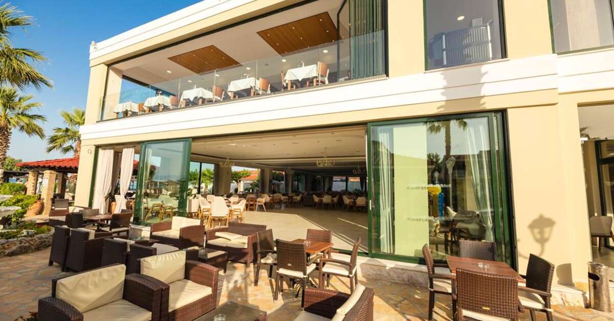 Een foto van het terras bij Aparthotel Robolla Beach