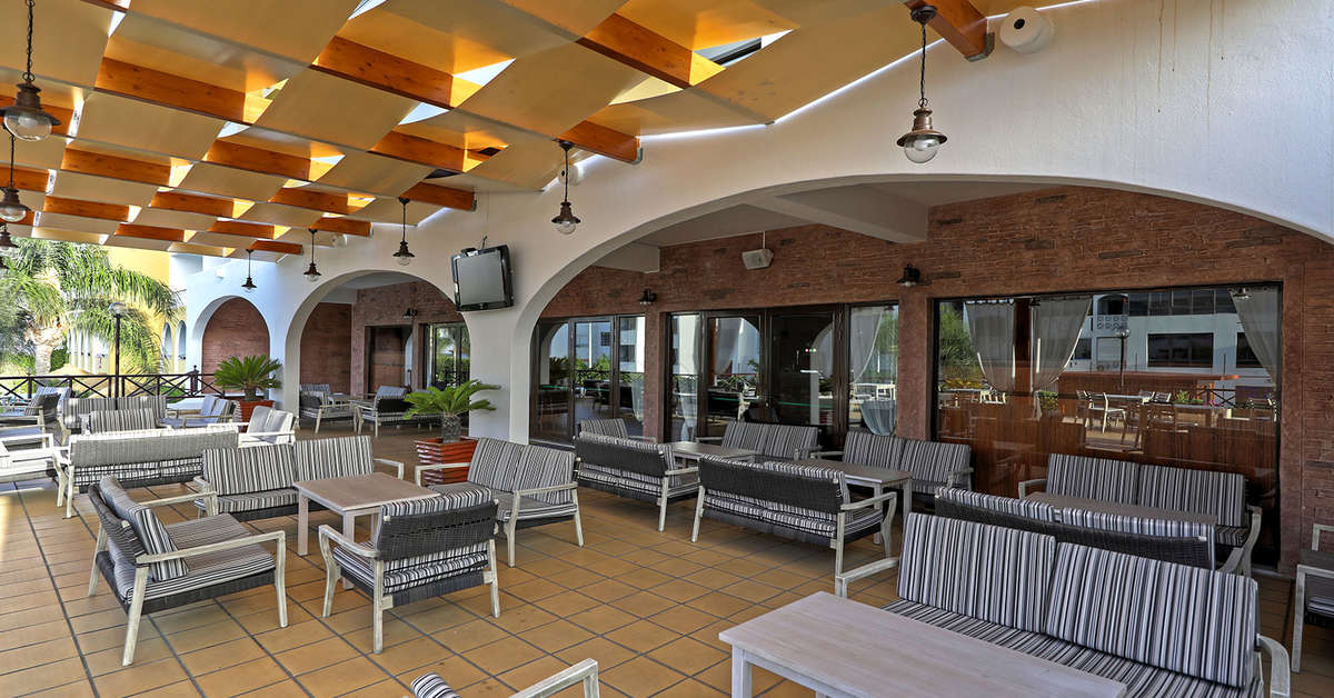Een foto van het terras bij Paladim & Alagoa Mar Hotels