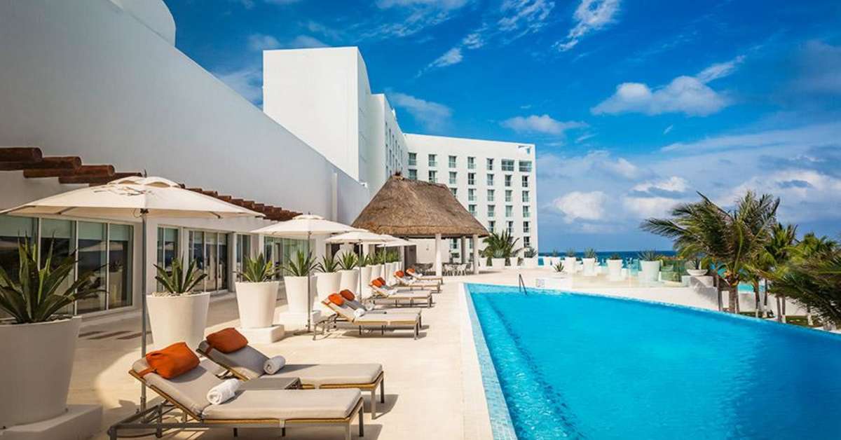 Een foto van het zwembad bij Le Blanc Spa Resort