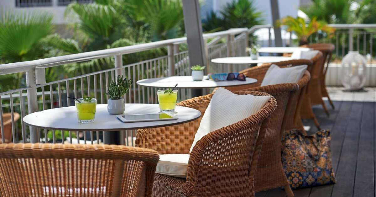 Een foto van het terras bij The King Jason Paphos