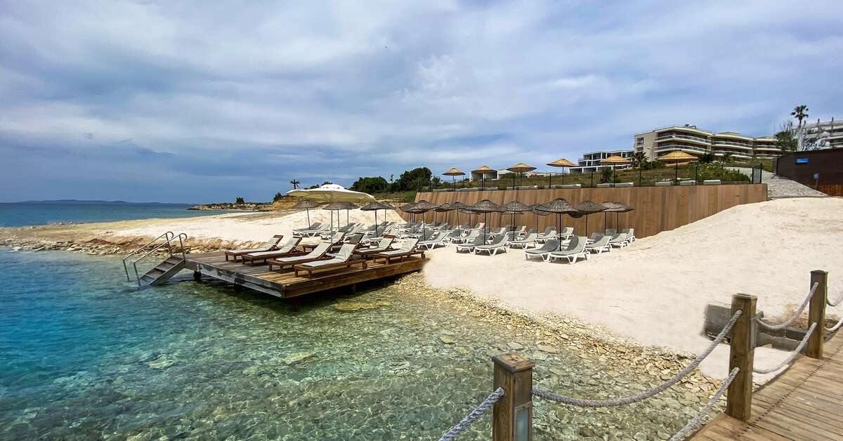 Een foto van het strand bij La Quinta By Wyndham Çeşme