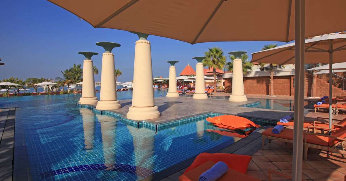 Een foto van het zwembad bij Anantara The Palm Dubai Resort