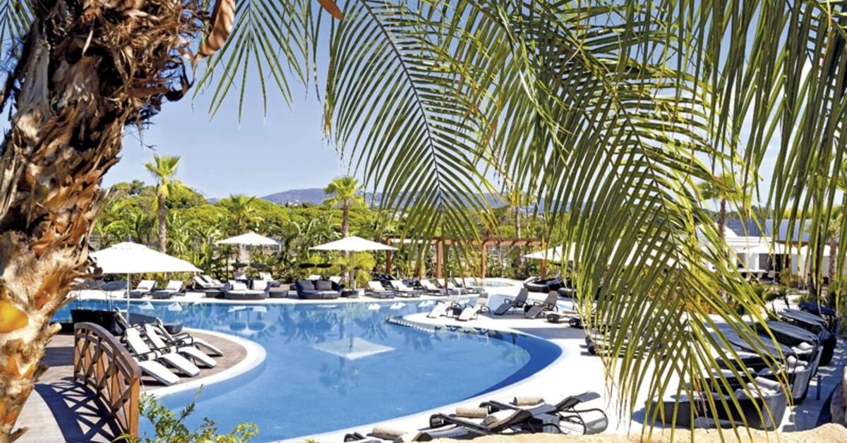 Een foto van het zwembad bij Conrad Algarve