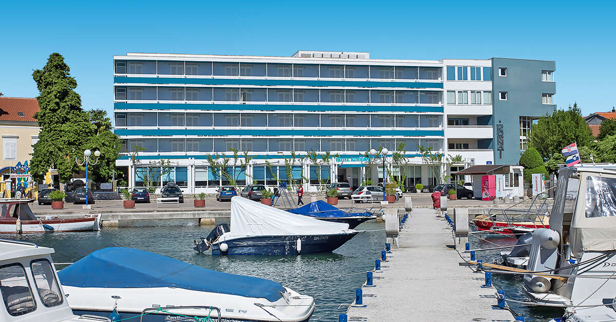 Een foto van de buitenkant van Hotel Kornati