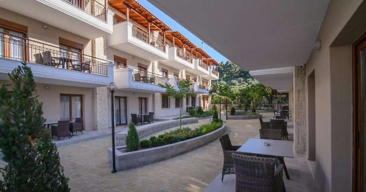 Een foto van de buitenkant van Apanemia by Flegra Hotels