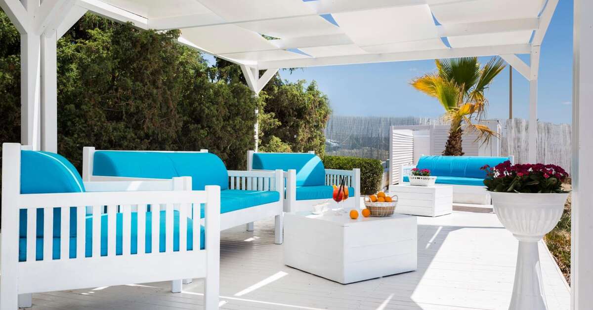 Een foto van het terras bij Ticho’s Greenblu Hotel