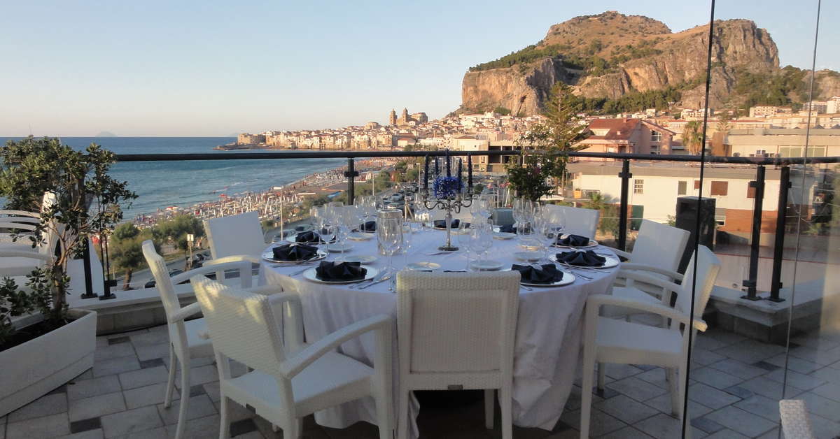 Ein Foto von der Terrasse im Cefalu Sea Palace