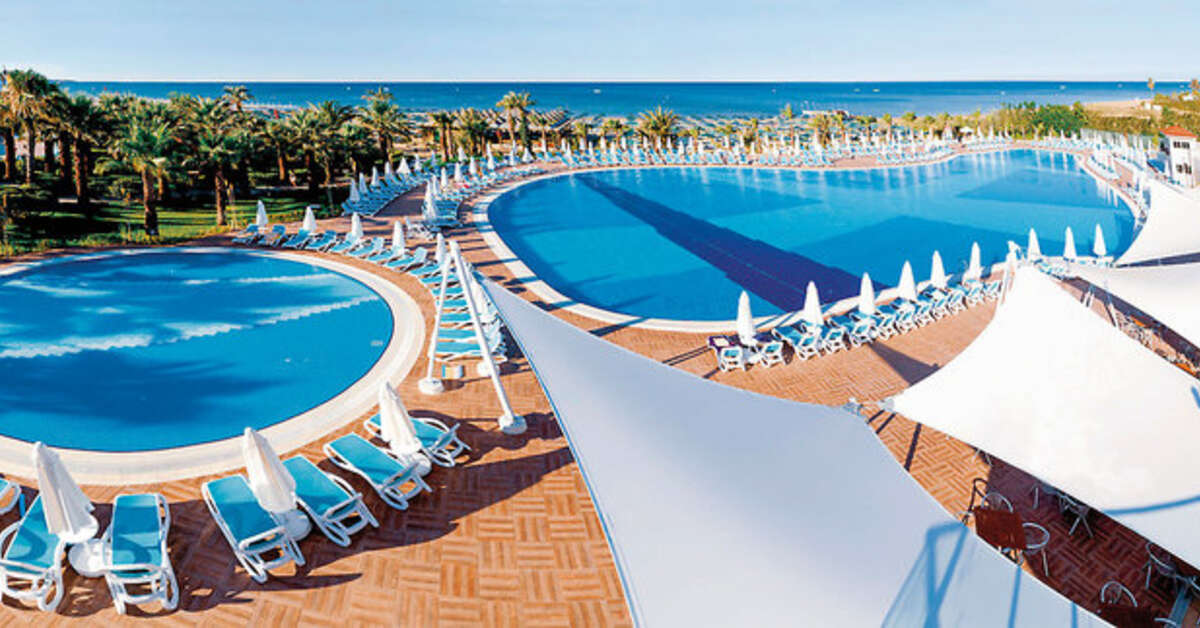 Een foto van het zwembad bij Paloma Oceana Resort