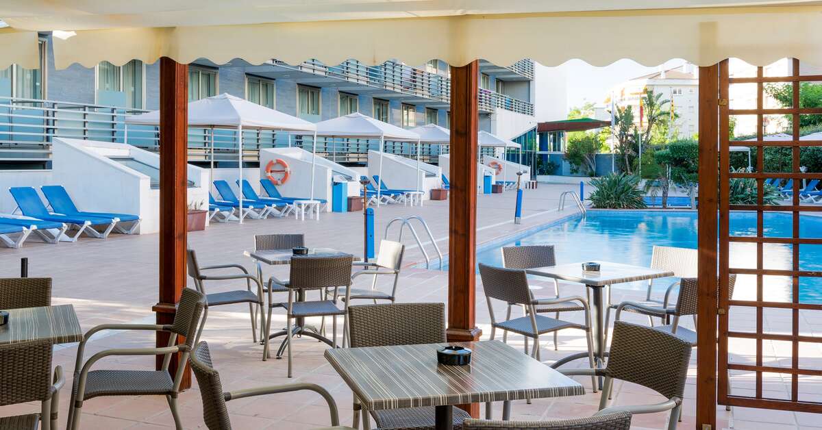 Een foto van het terras bij Sol Port Cambrils Hotel
