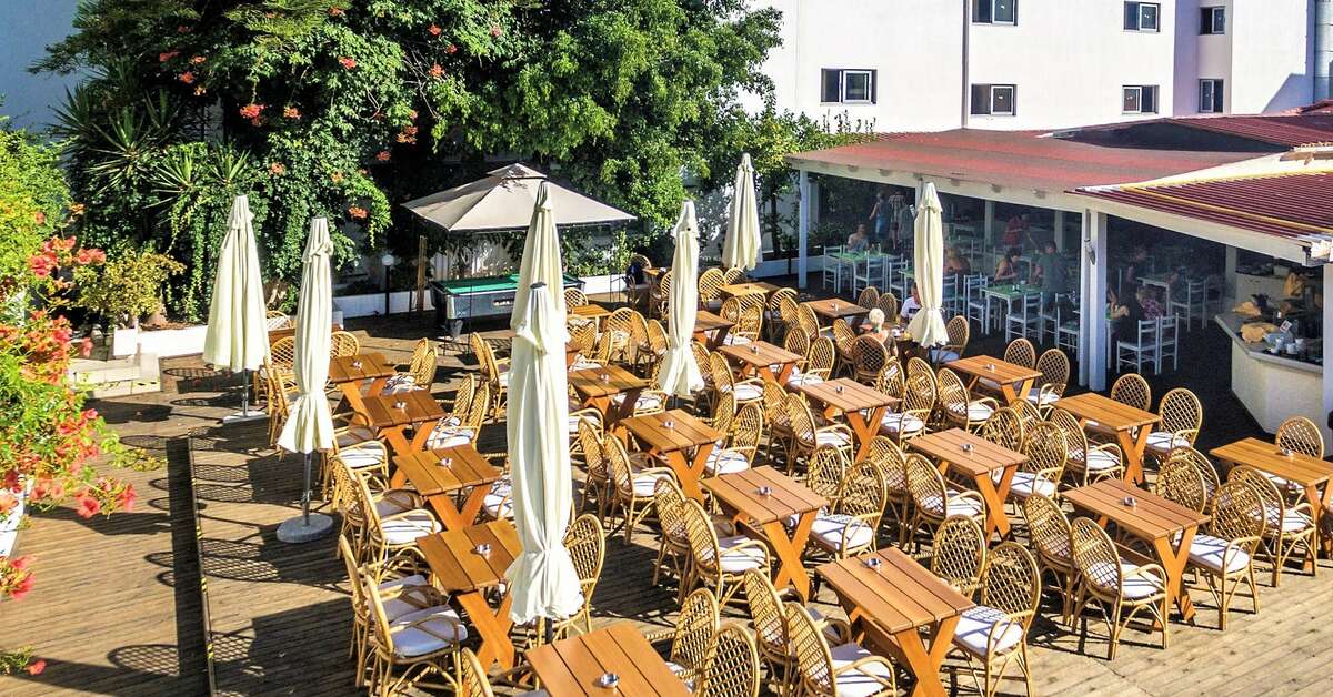 Een foto van het terras bij Sergios Hotel