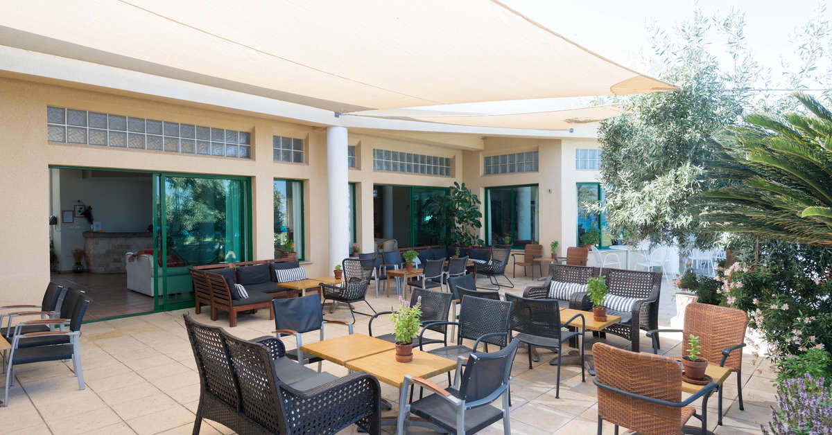 Een foto van het terras bij Natura Beach Hotel & Villas