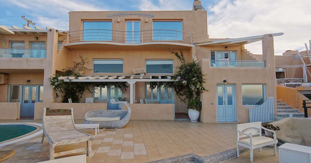 Een foto van de buitenkant van Suites Of The Gods Hotel