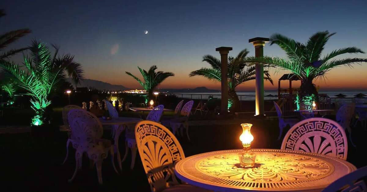 Een foto van het terras bij Odyssia Beach Hotel