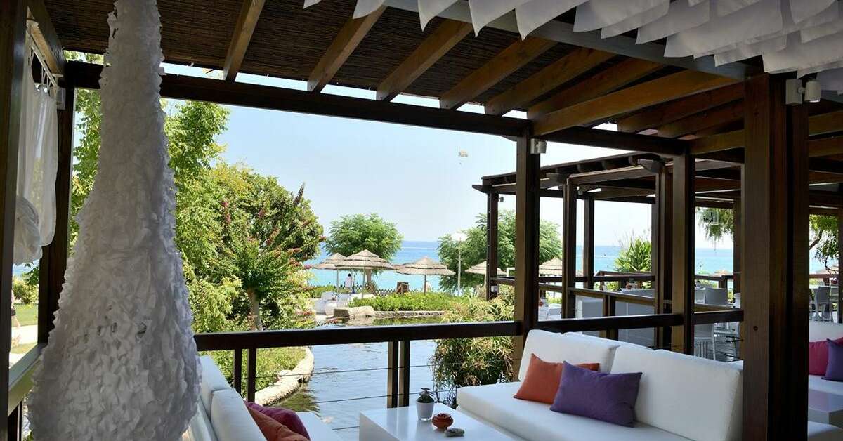 Een foto van het terras bij Capo Bay Hotel