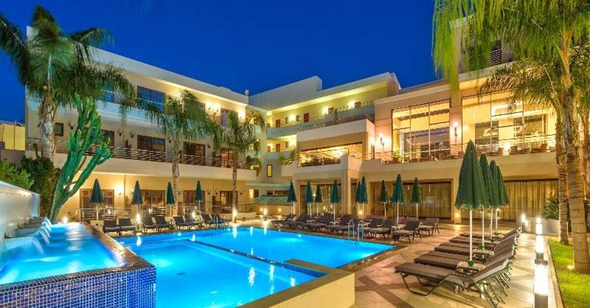 Een foto van het zwembad bij Porto Platanias Beach Resort & Spa