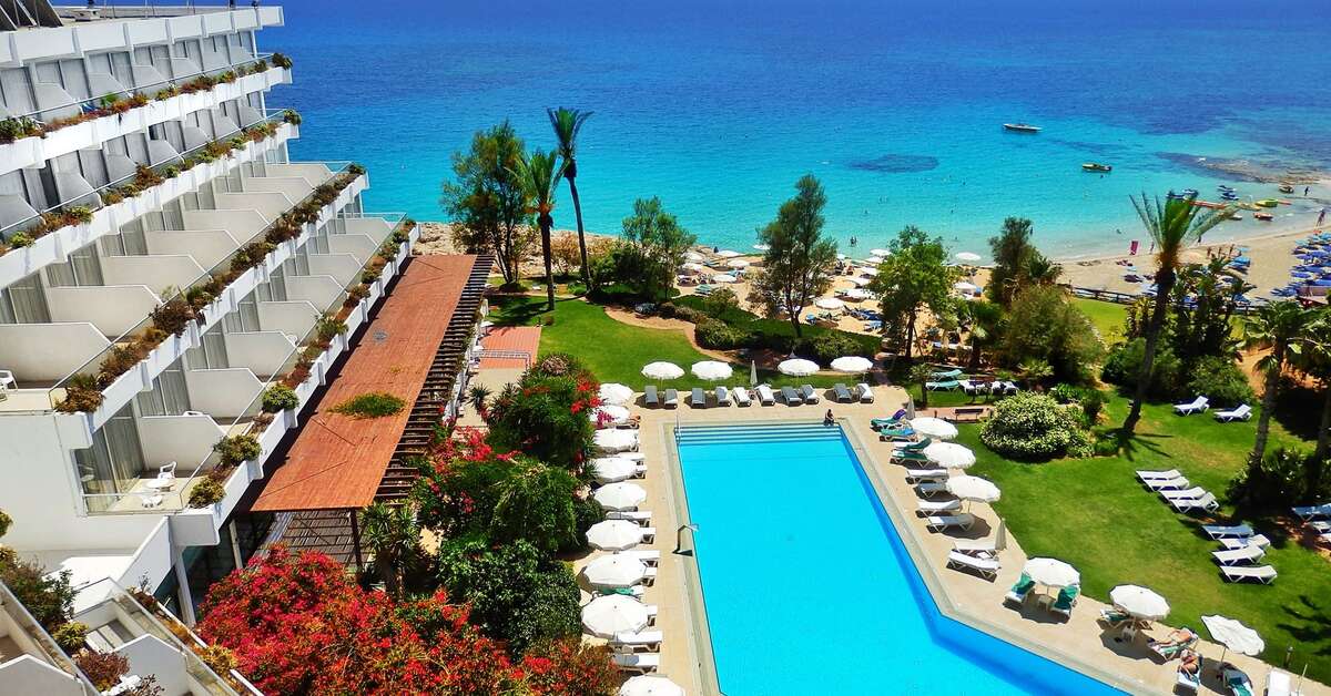 Een foto van het zwembad bij Grecian Sands Hotel