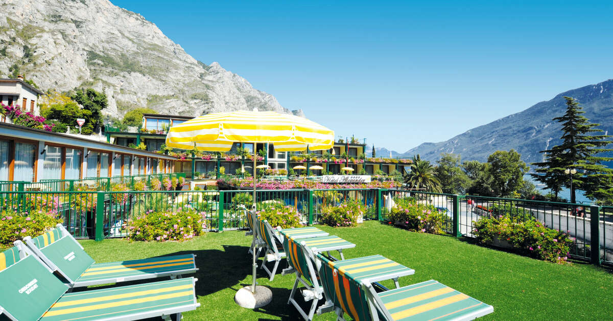 Een foto van het terras bij Hotel Alexander