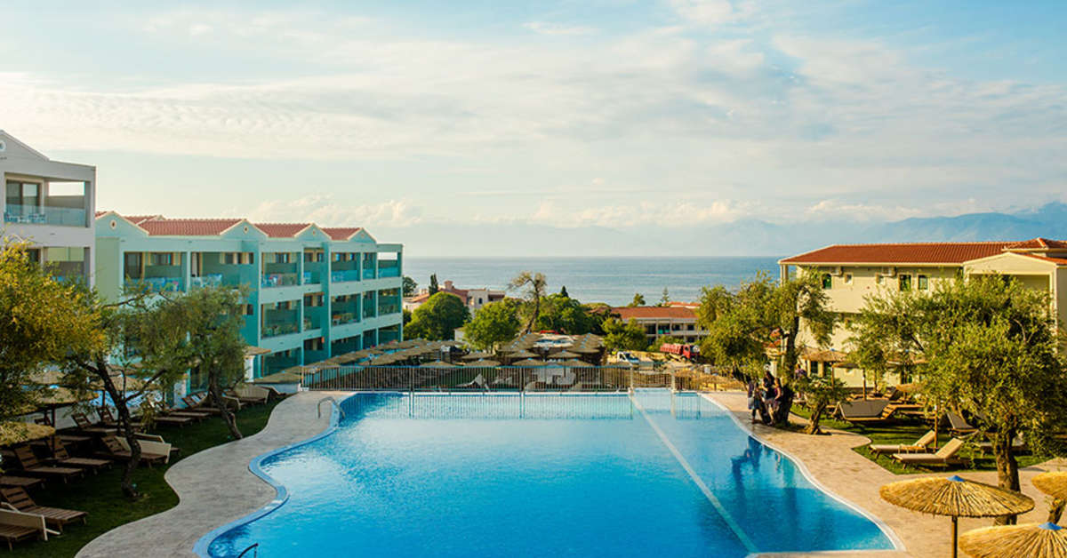 Een foto van het zwembad bij Aparthotel Robolla Beach