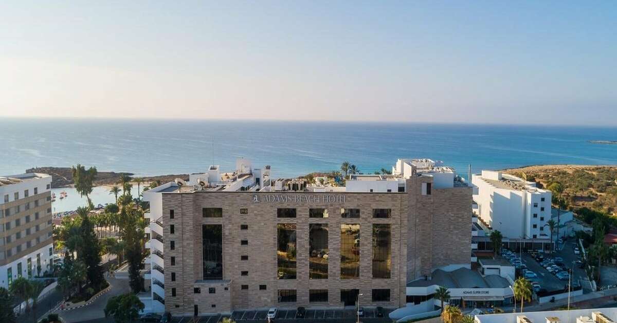 Een foto van de buitenkant van Adams Beach Hotel
