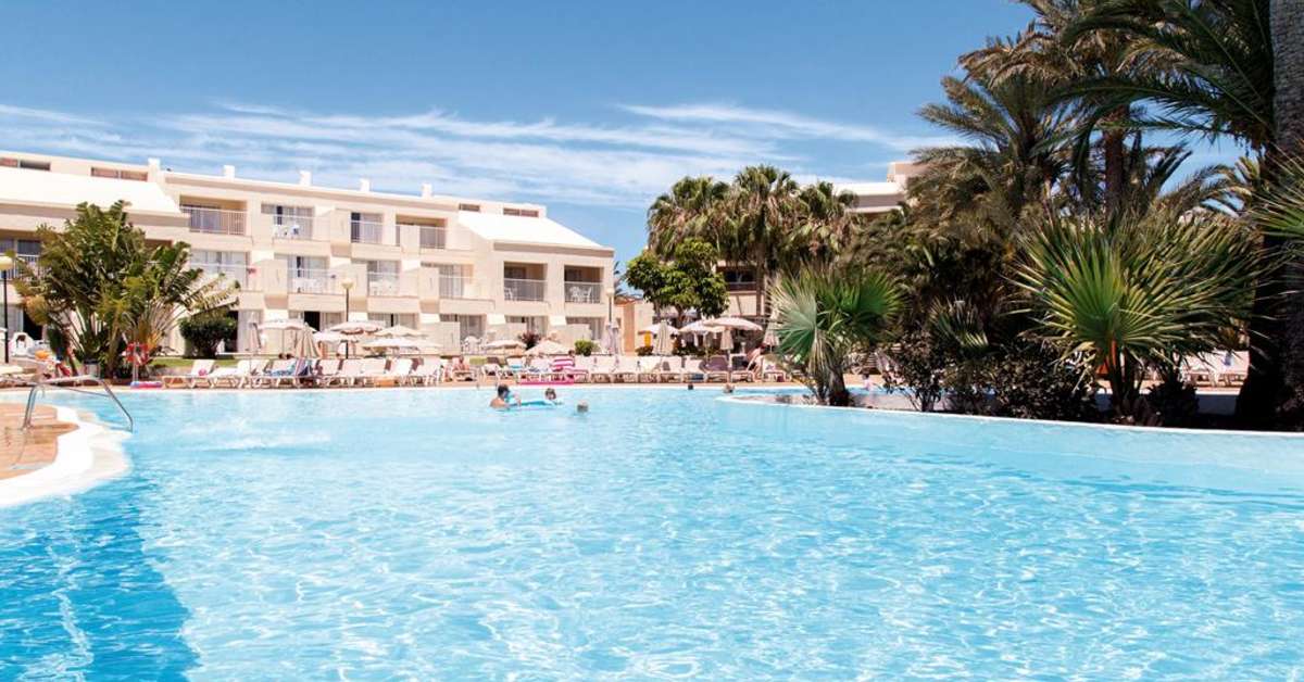 Een foto van het zwembad bij Riu Oliva Beach Resort