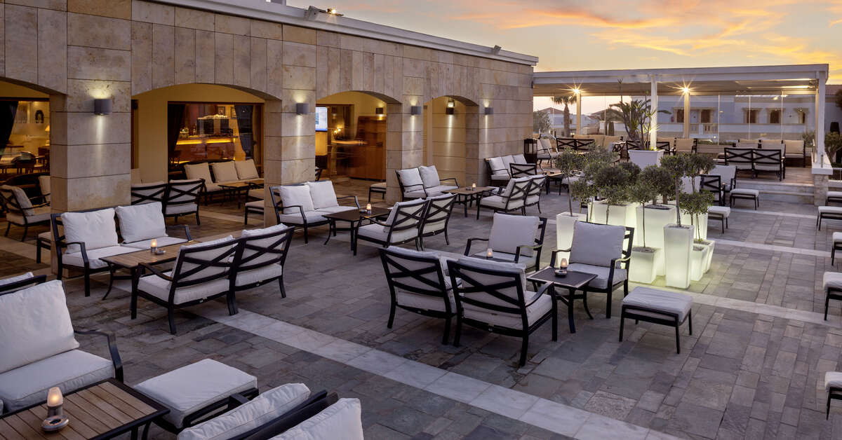 Een foto van het terras bij Neptune Luxury Resort