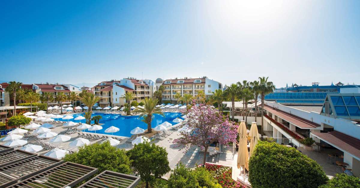 Een foto van het zwembad bij Barut B Suites